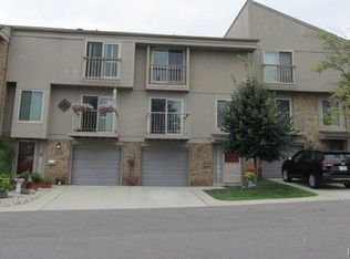 835 Oak Brook Ridge Dr, Rochester, MI 48307