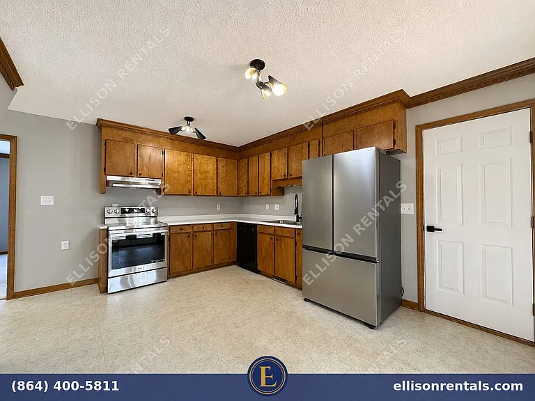 310 Waterbury Ct — Photo 4