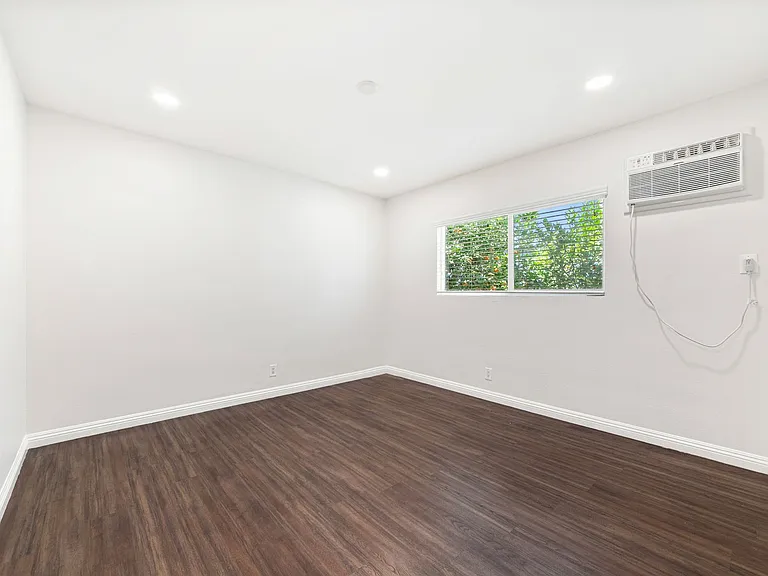 710 W 27th Street — Photo 9