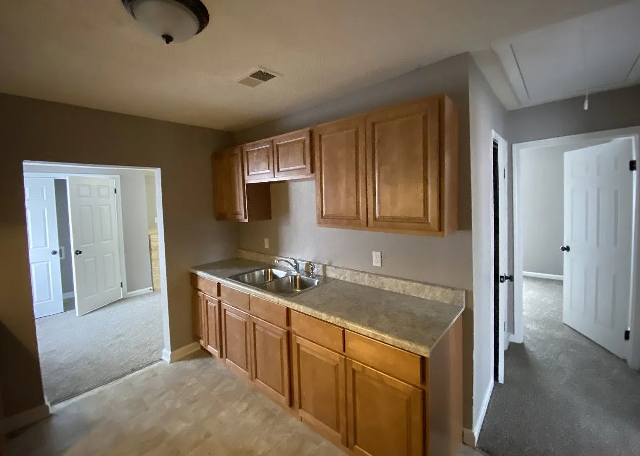 1612 Robin Hood Ln — Photo 2