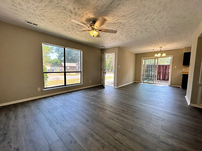 633 Mosswood Ln — Photo 3