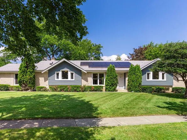 1912 Friars Ln, Mundelein, IL 60060