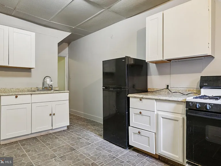 153 N Queen St — Photo 17