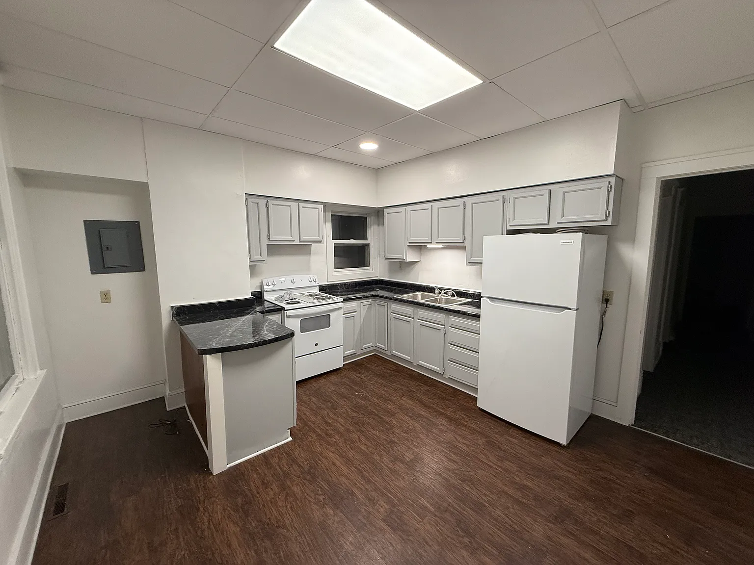 915 College Ave — Photo 1