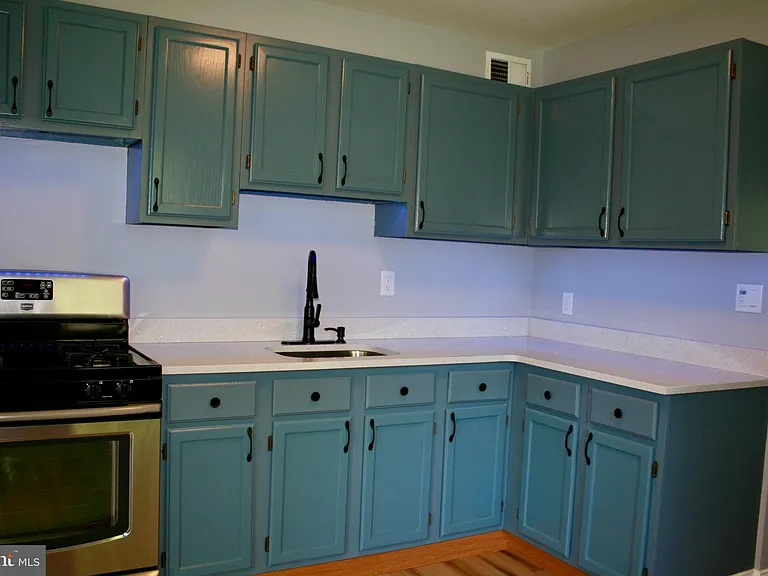 124 Stratford Ave — Photo 6