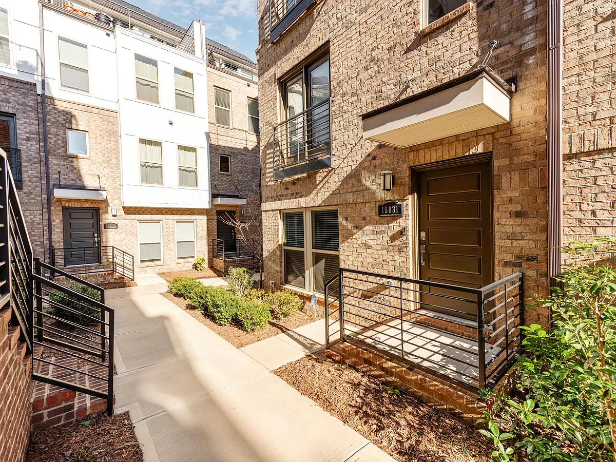 Building Photo - 16031 Roscoe Ln
