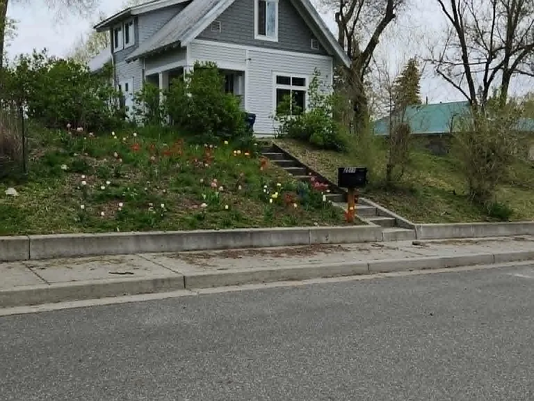 2517 E 8th Ave — Photo 1