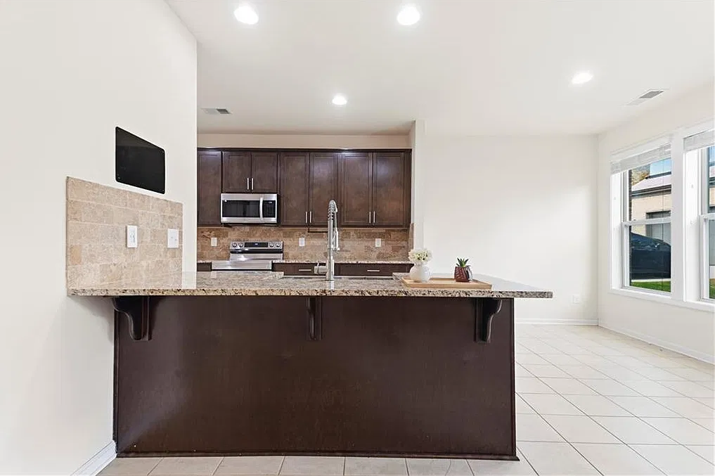4 bed, 3.5 bath, 2368 sqft, $2,600 — Photo 4