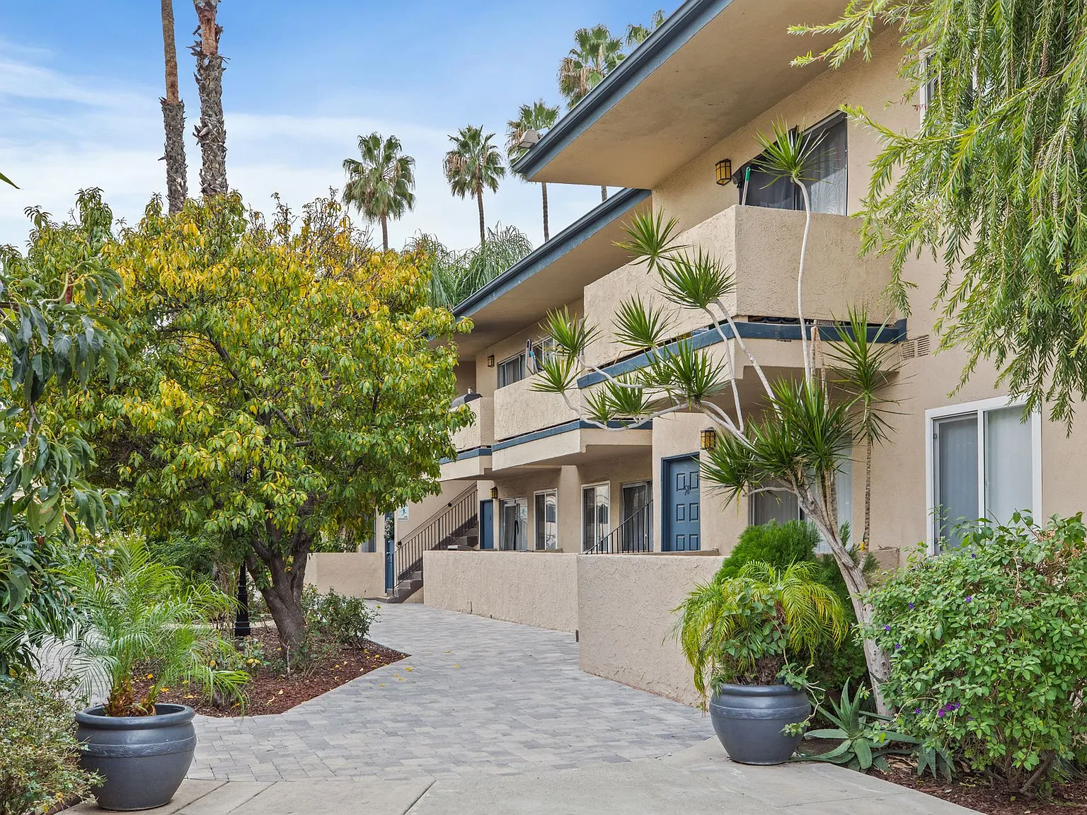 Tarzana Court Apartments — Photo 3