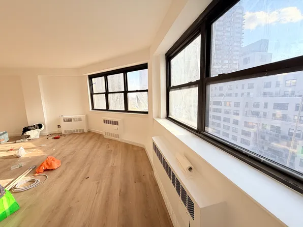 399 East 72nd Street image 3 of 13