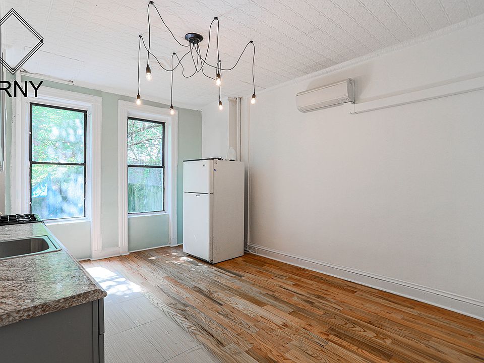 1st image of 256 Melrose St APT 1r