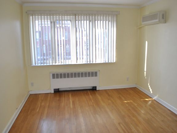 2nd image of 323 Bay 10th St #2