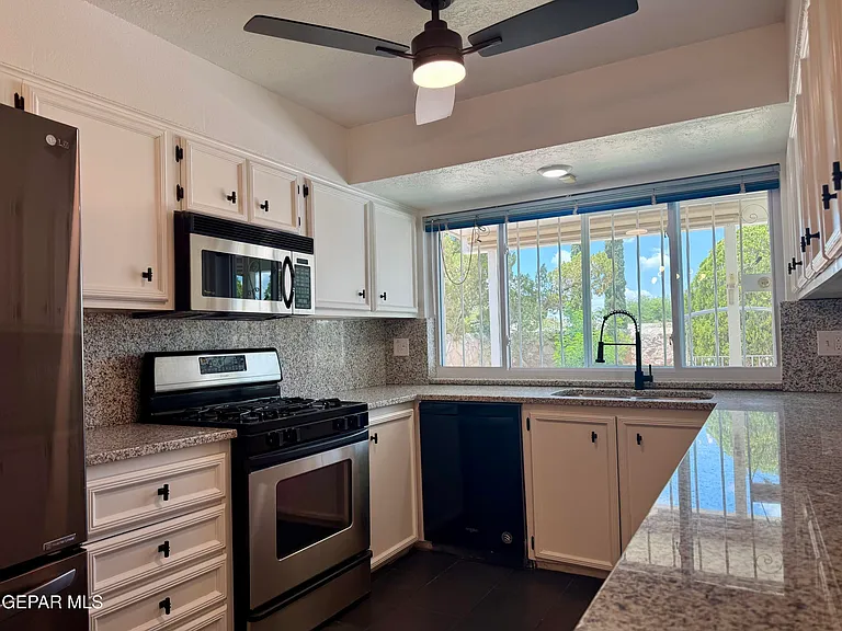 1649 Lomaland Dr — Photo 9