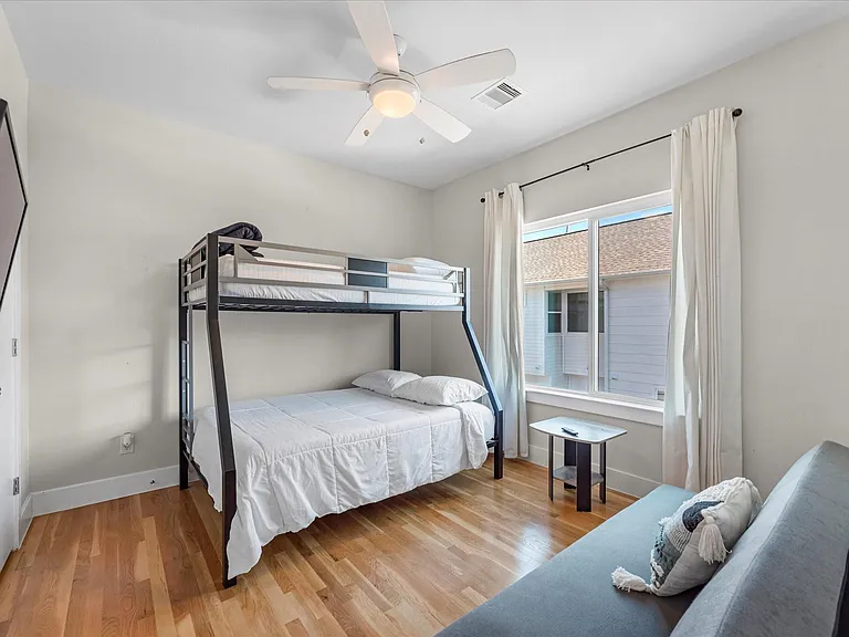 2210 Wipprecht St — Photo 25