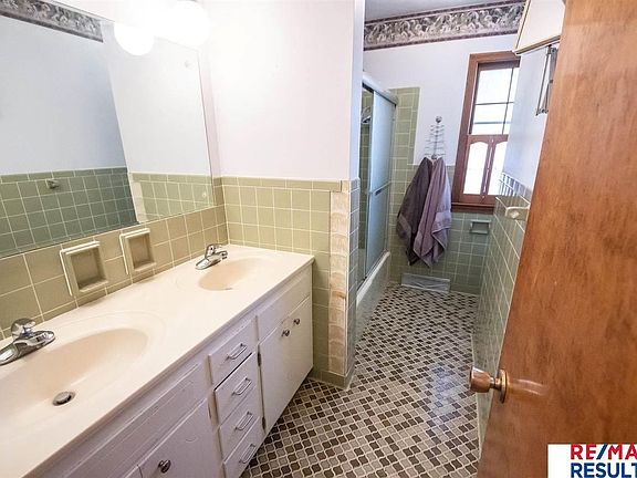 4th image of 2423 S 124th St