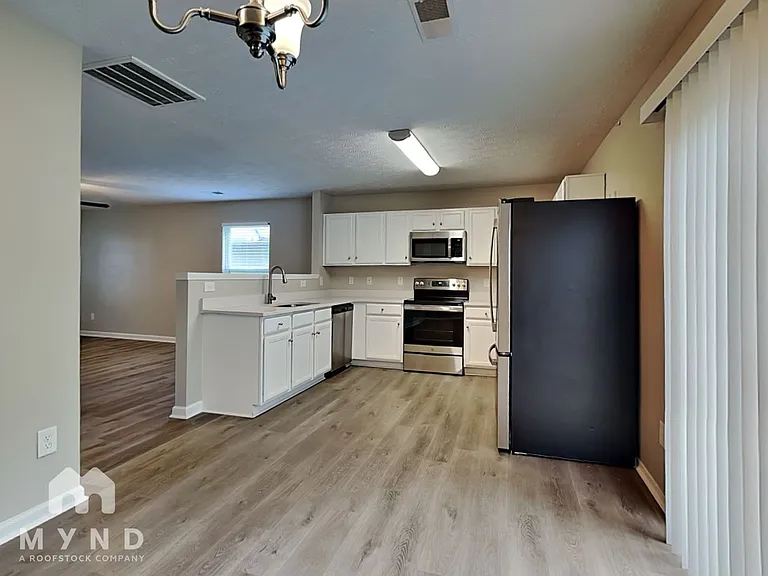 2838 Creekbend Dr — Photo 4