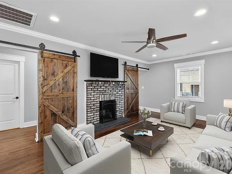 307 E Peterson Dr — Photo 2