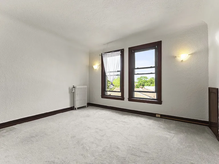 274 Giles Blvd W — Photo 9