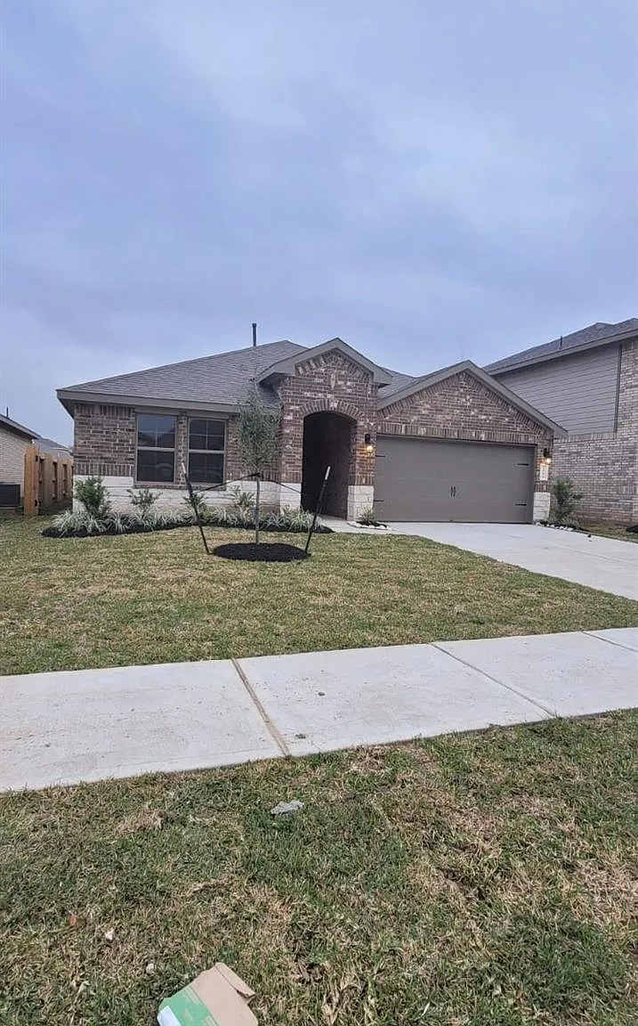 4 bed, 2.0 bath, 2082 sqft, $2,300 — Photo 3