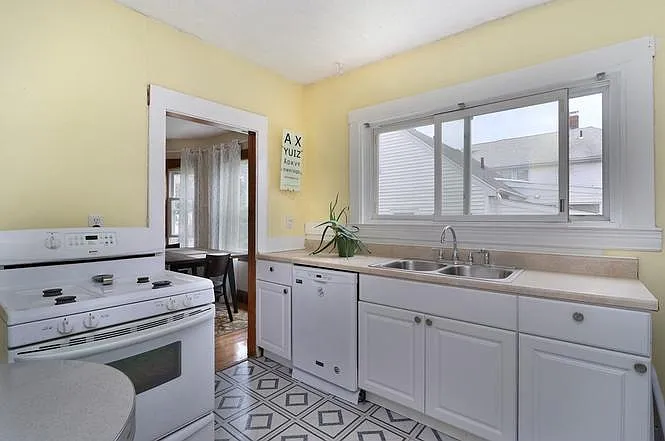 11-13 Holyoke St #1 — Photo 6