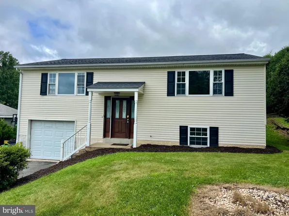 17 Elaine Dr, Boyertown, PA 19512