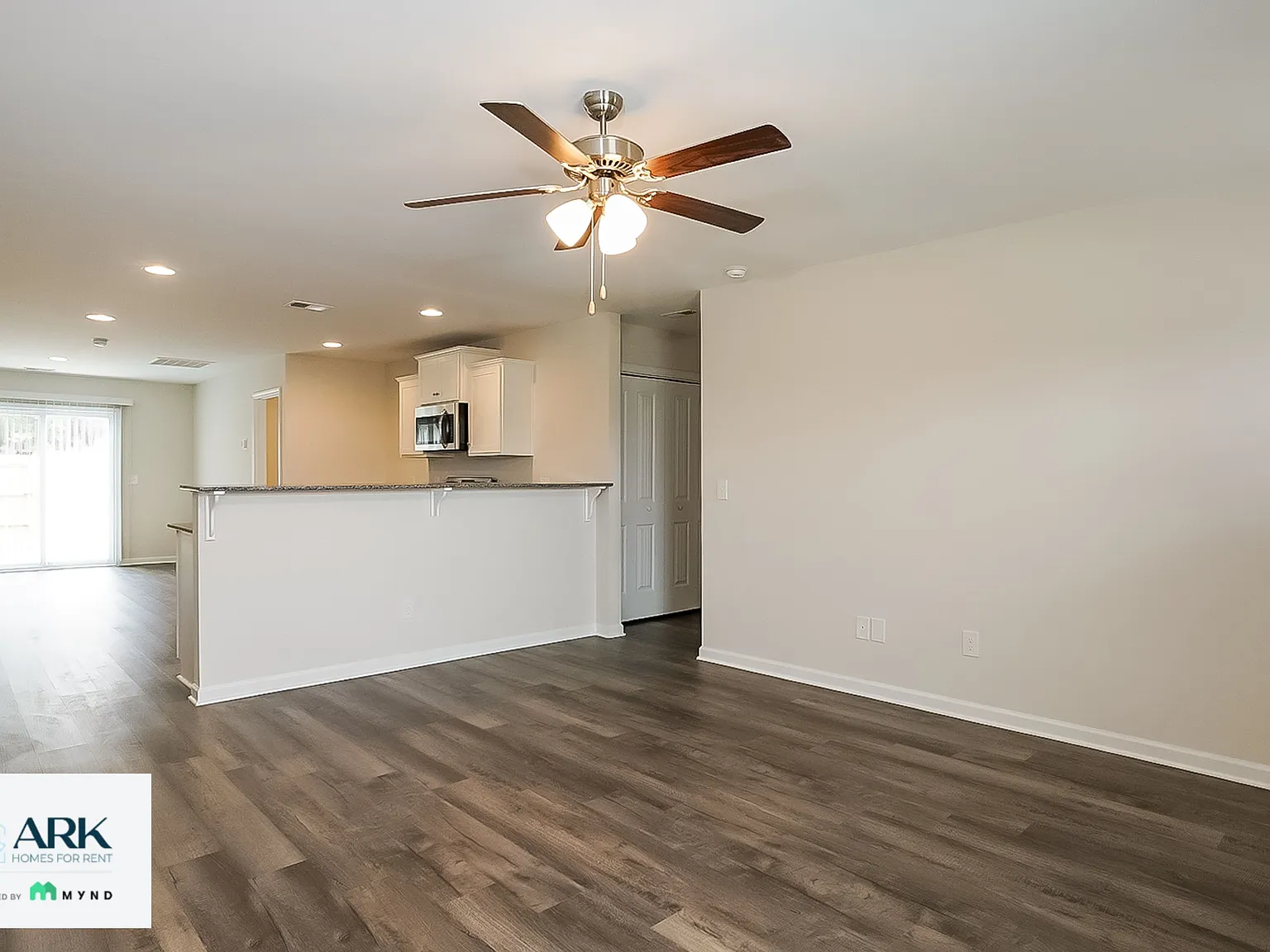 3 bed, 2.0 bath, 1300 sqft, $1,797 — Photo 3