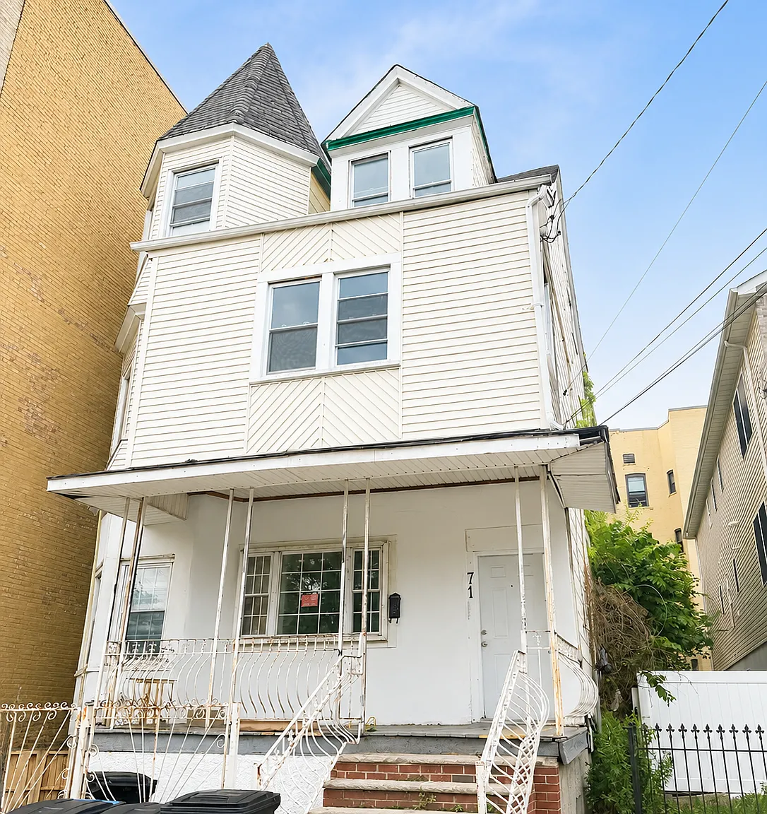 3 bed, 1050 sqft, $1,895 — Photo 1