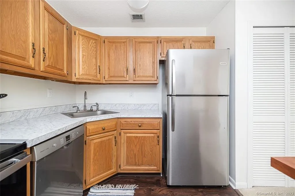1104 Twin Circle Dr — Photo 4
