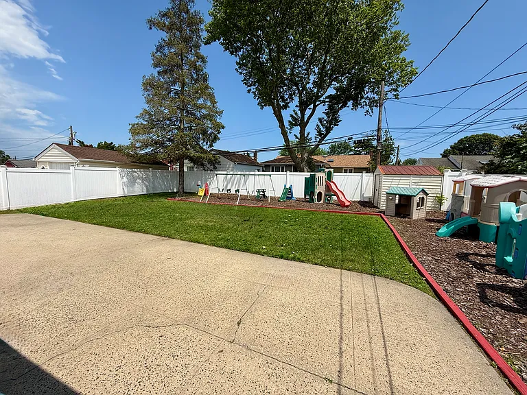865 Prescott St — Photo 12