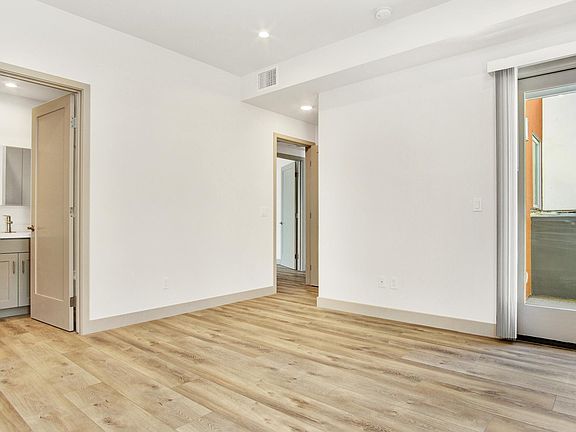 4th image of 440 Palm Dr Unit 2
