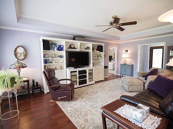 4th image of 411 Adeline Dr