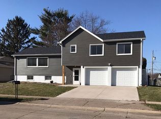 3102 Dundee Ln, Bettendorf, IA 52722