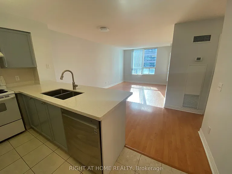 18 Parkview Ave #603 — Photo 5