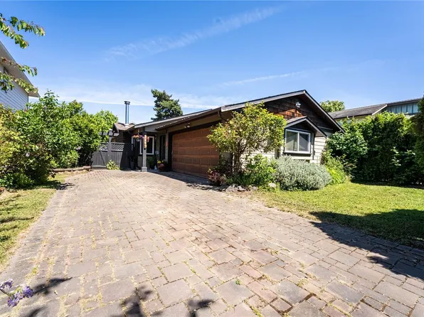 9960 Swiftsure Pl, Sidney, BC V8L 4E4