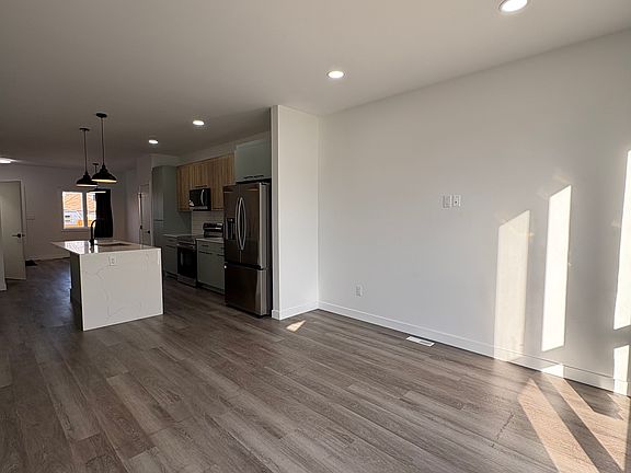 4th image of 373 Bowman Ave