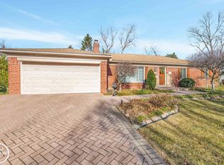 596 Hollywood Ave, Grosse Pointe Woods, MI 48236