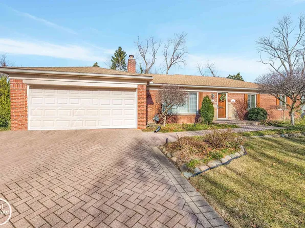 596 Hollywood Ave, Grosse Pointe Woods, MI 48236
