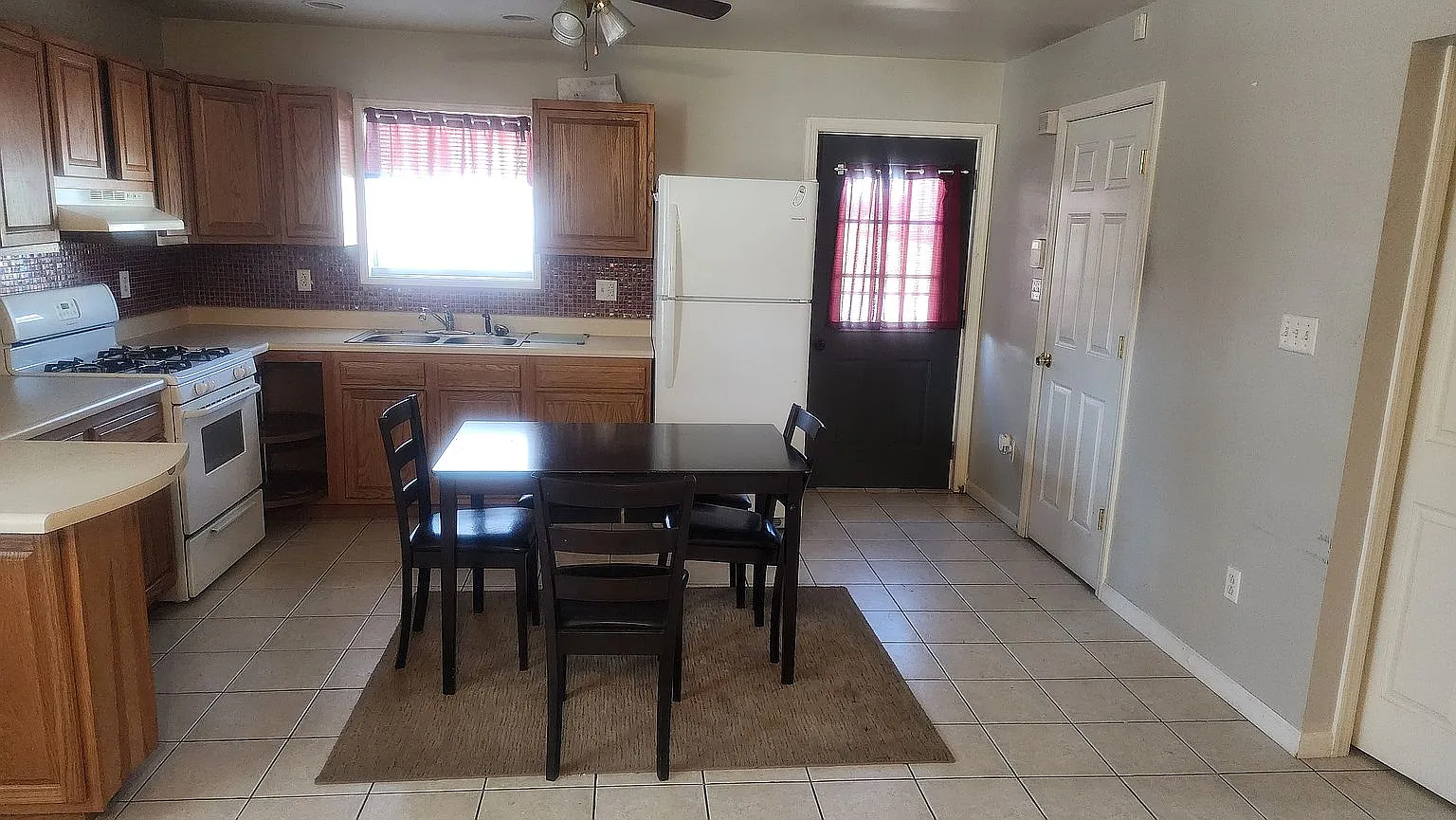 2 bed, $925 — Photo 1