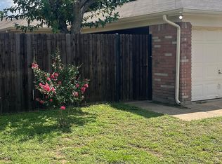 6715 Crestmont Ct, Fort Worth, TX 76133
