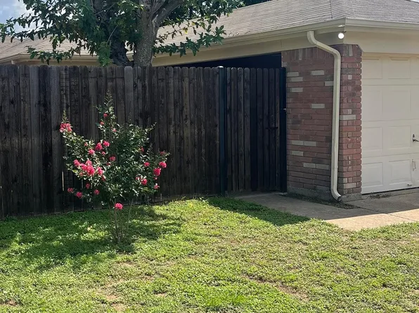 6715 Crestmont Ct, Fort Worth, TX 76133