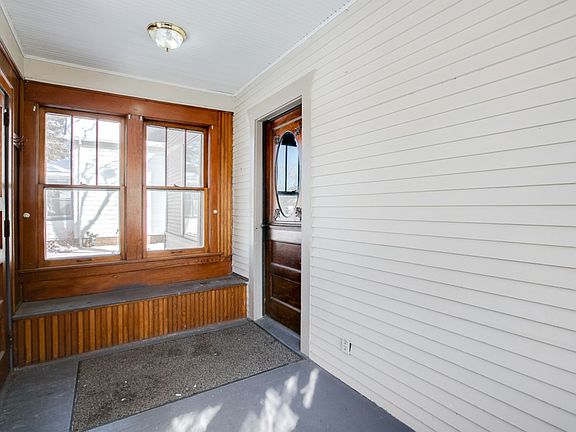 3rd image of 982 Como Pl