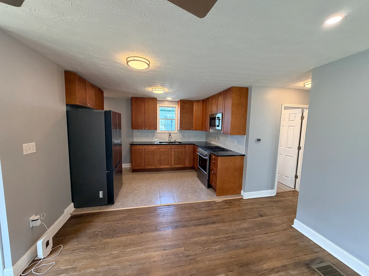 3 bed, 1728 sqft, $2,000 — Photo 3