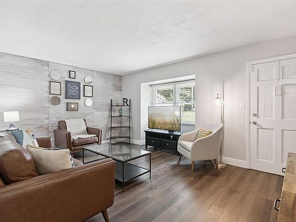 2nd image of 820 PARK LAKE CIRCLE #11