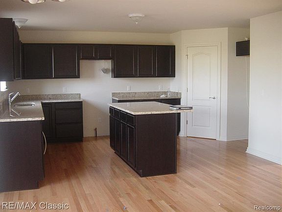 5th image of 17686 Vineyard St