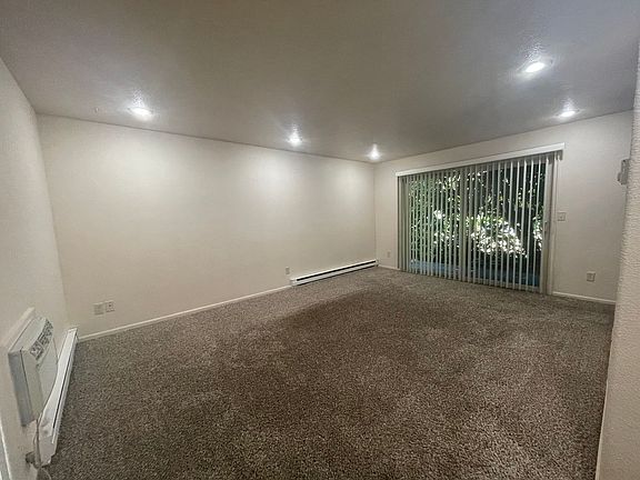3rd image of 432 W Umpqua St #9