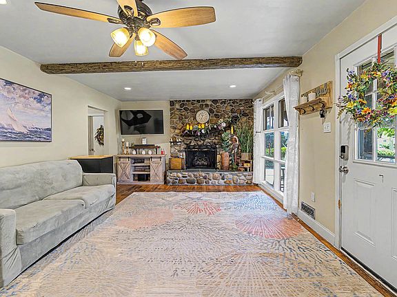 3rd image of 209 37th St