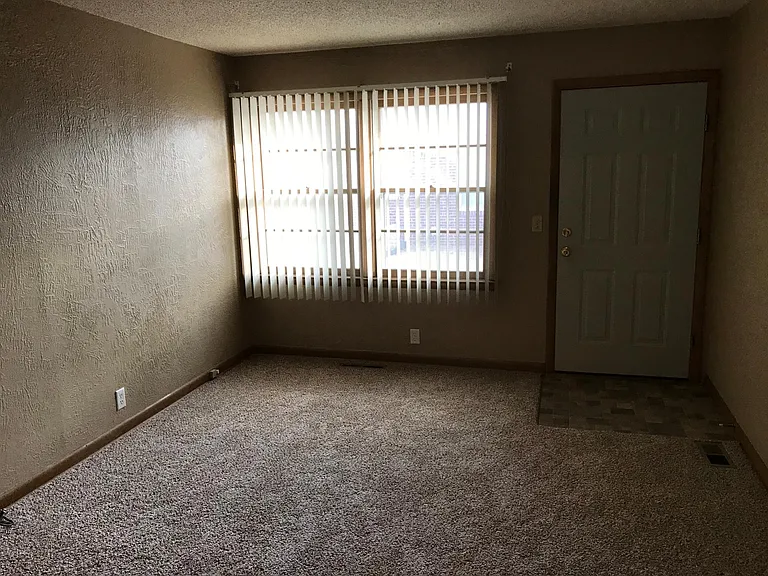 877 S Hillcrest St #877 — Photo 4