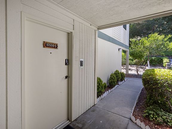 2nd image of 10504 Sunland Blvd Unit 5