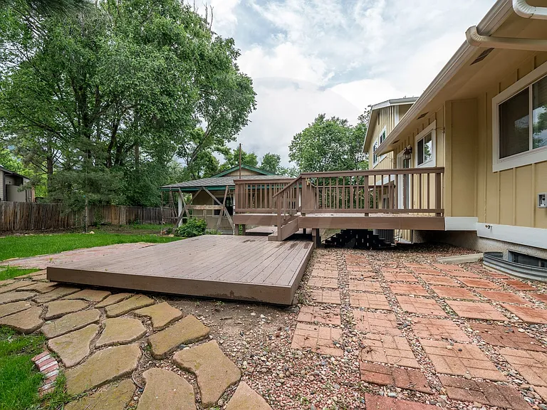 565 Wycliffe Dr — Photo 5