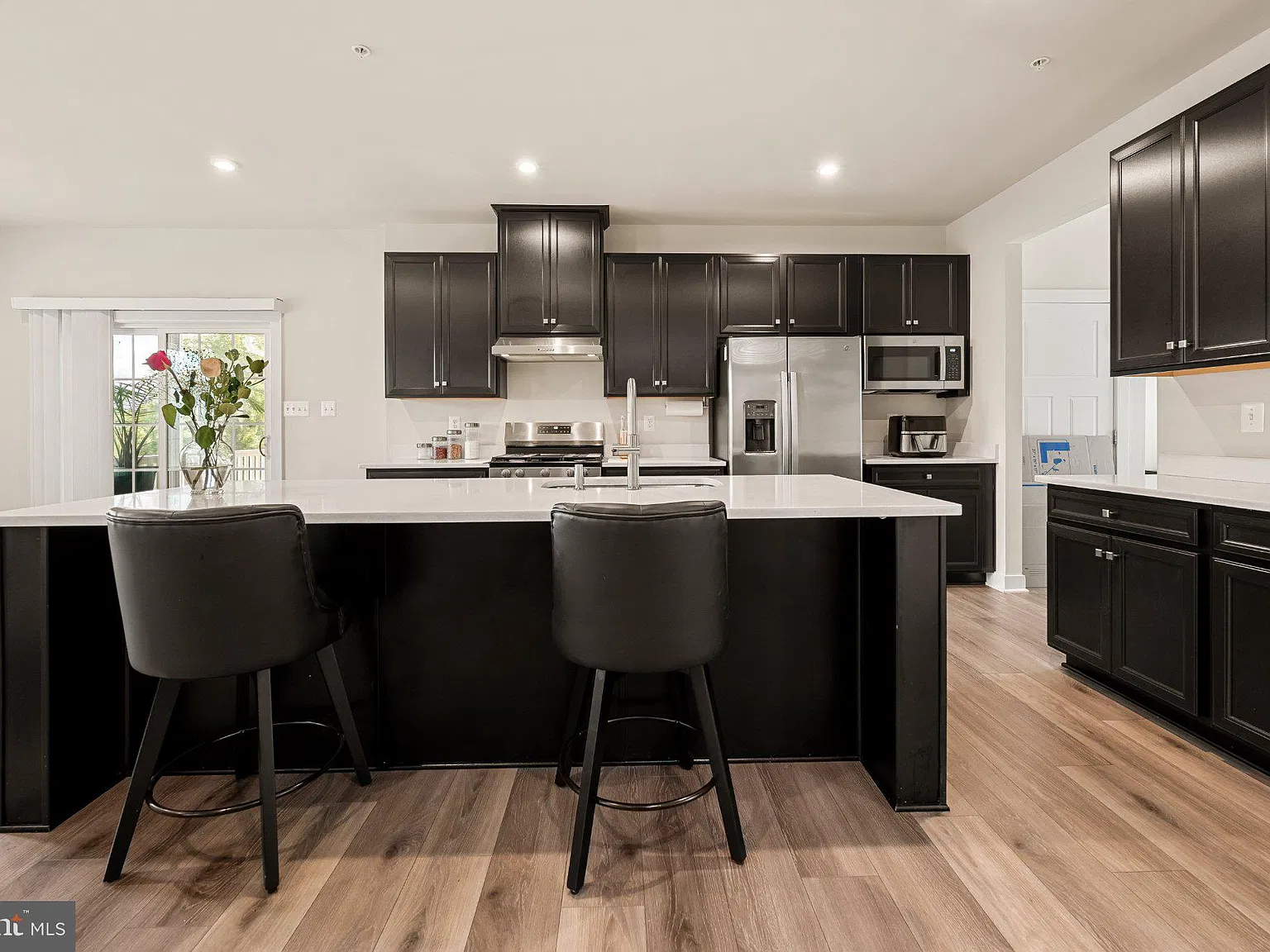 4 bed, 3.5 bath, 3172 sqft, $4,250 — Photo 2